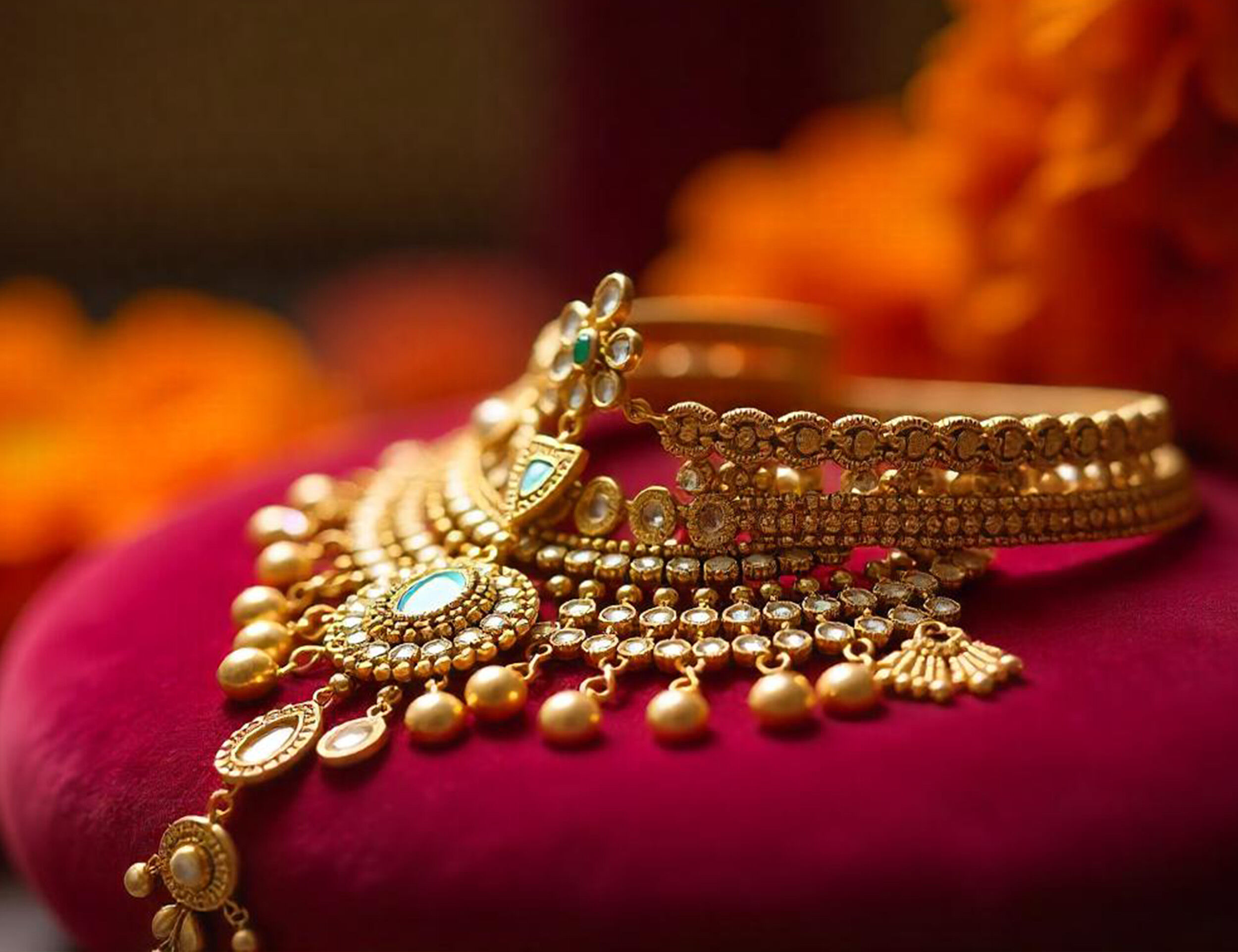 A beautifull gold necklace for a bride on her wedding